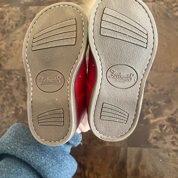 Footmates red Mary Jane’s 5.5 wide toddler - Picture 6 of 6